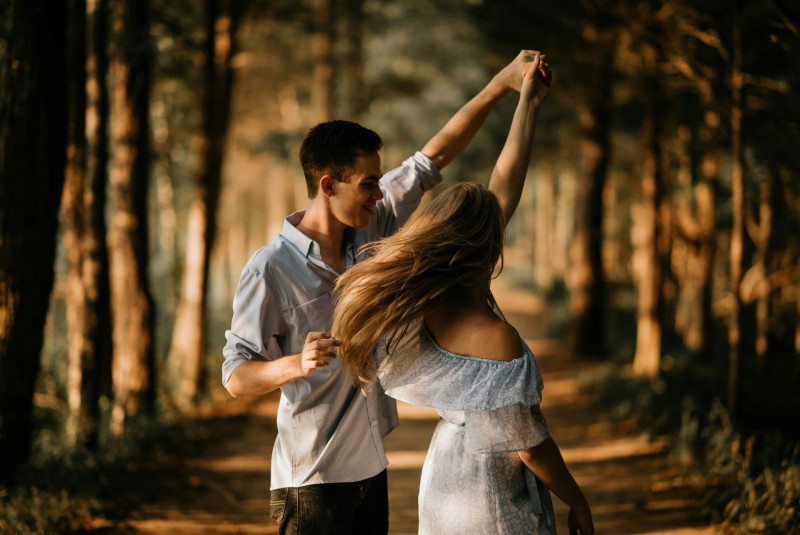 Les jeunes veulent-ils encore être en couple et dans une relation amoureuse ?