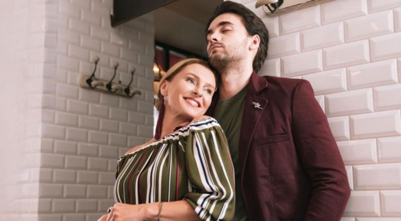 Être en couple avec une femme mature quand on est jeune : bonne idée ?